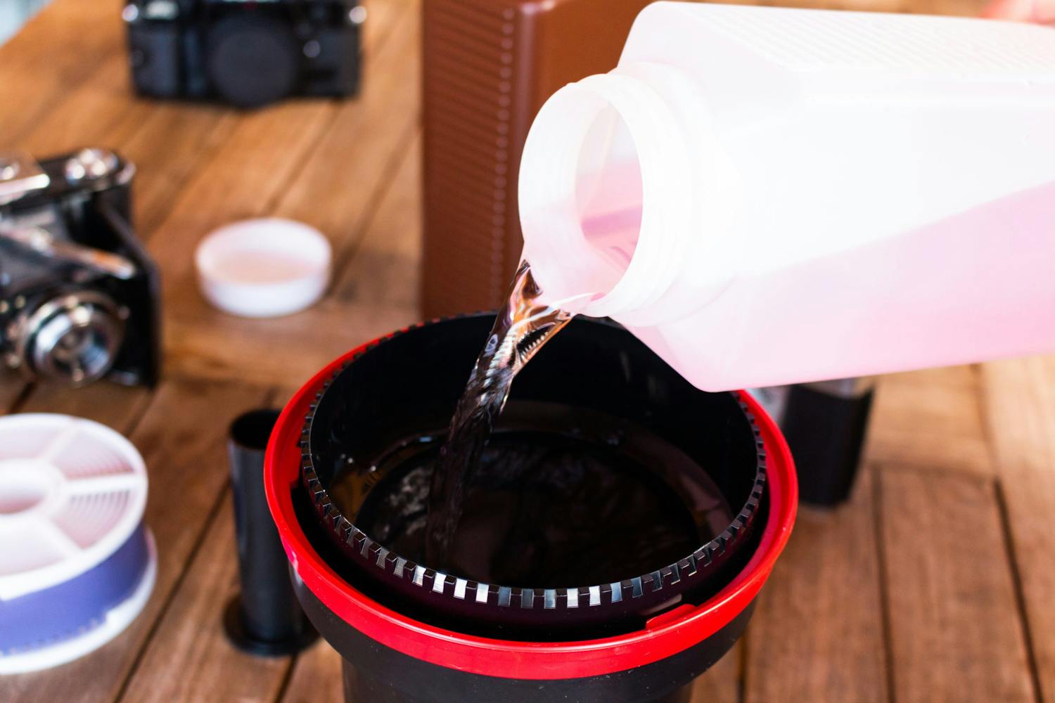 Framkallningsprocessen är den mest tekniskt krävande delen när man fotograferar med en hålkamera. När du fotograferar med en hålkamera är det framkallningsprocessen som är den största tekniska utmaningen.